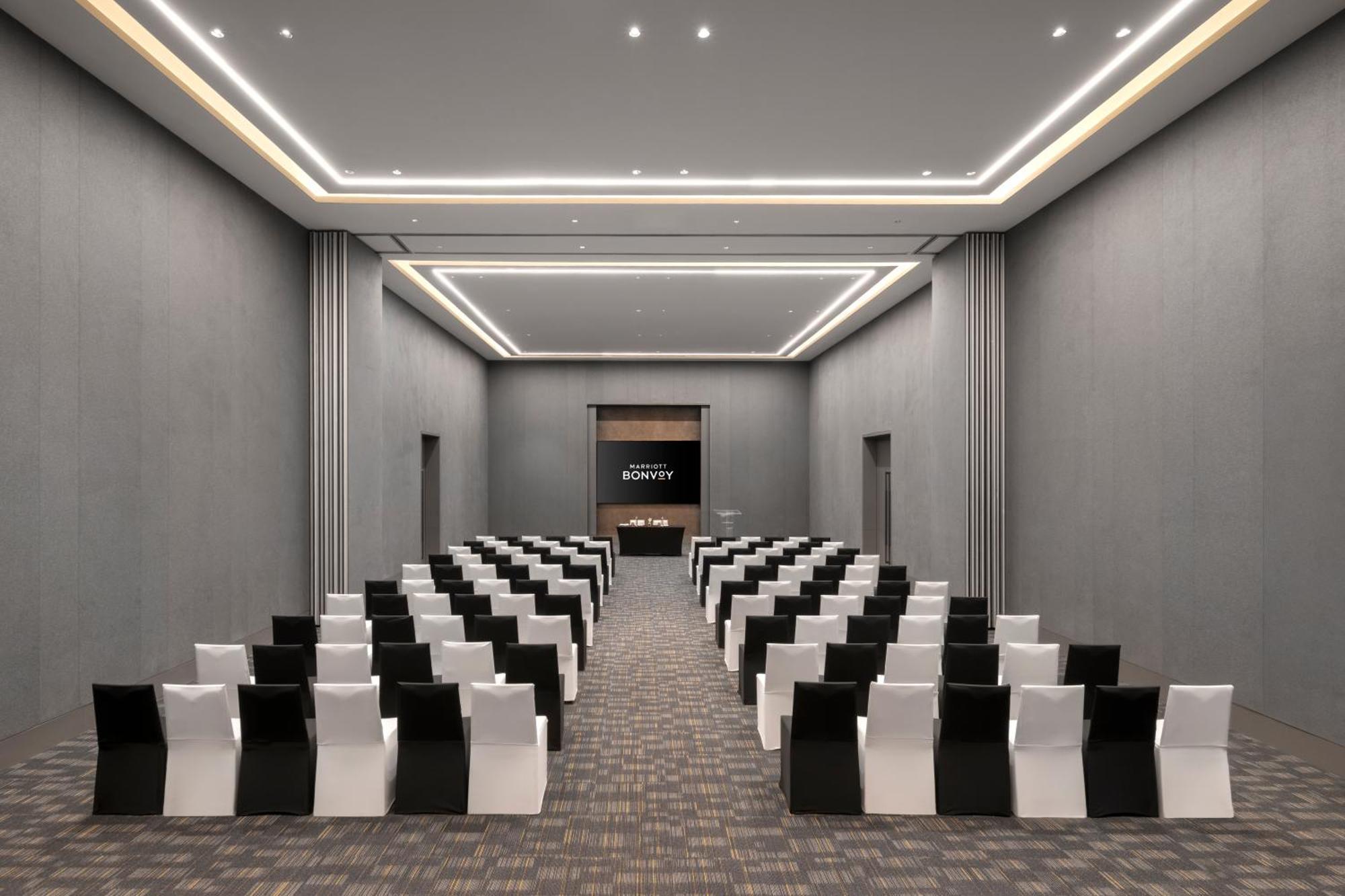 Отель Moxy Bengaluru Airport Prestige Tech Cloud Devanahalli Экстерьер фото