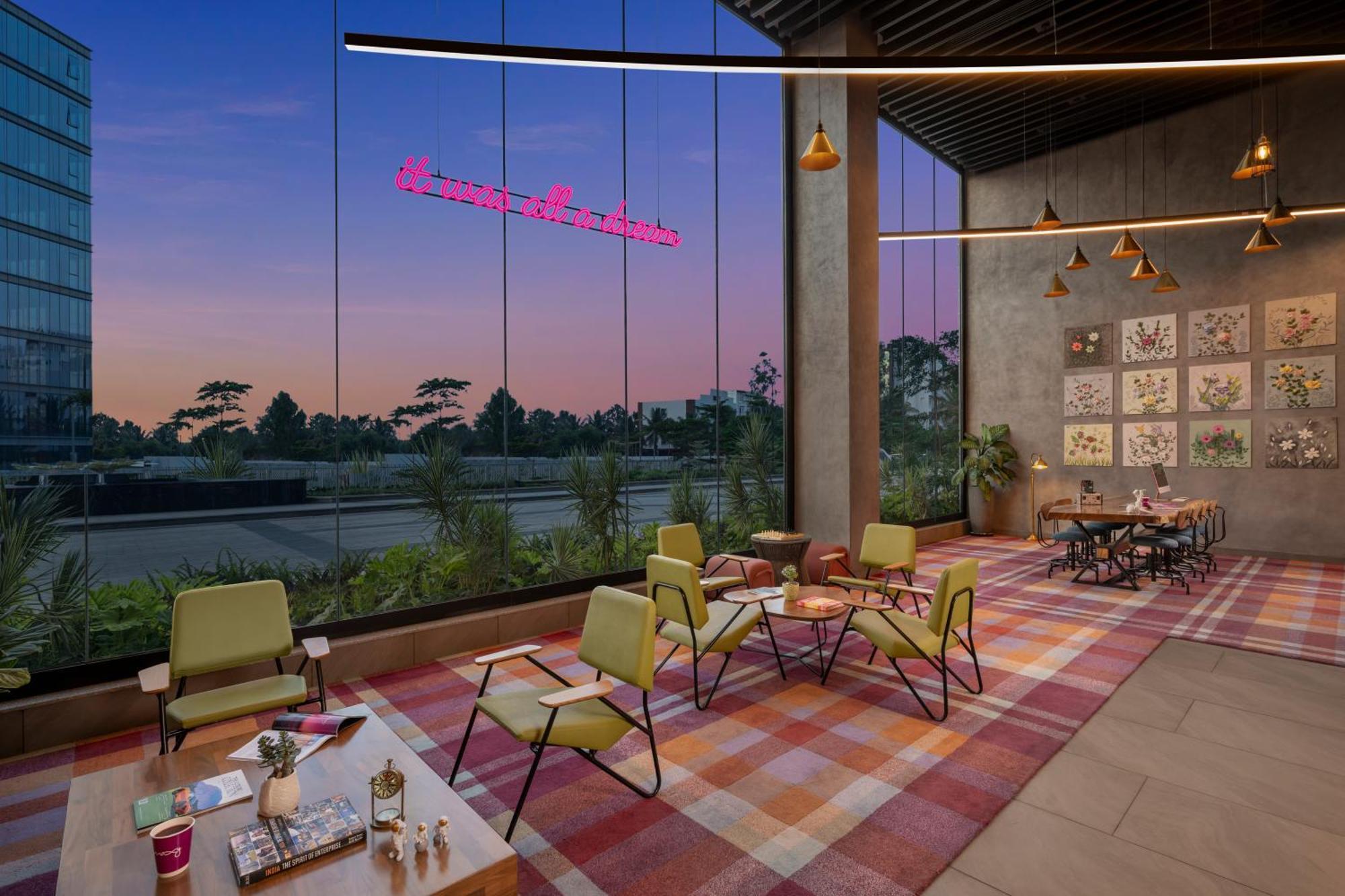 Отель Moxy Bengaluru Airport Prestige Tech Cloud Devanahalli Экстерьер фото